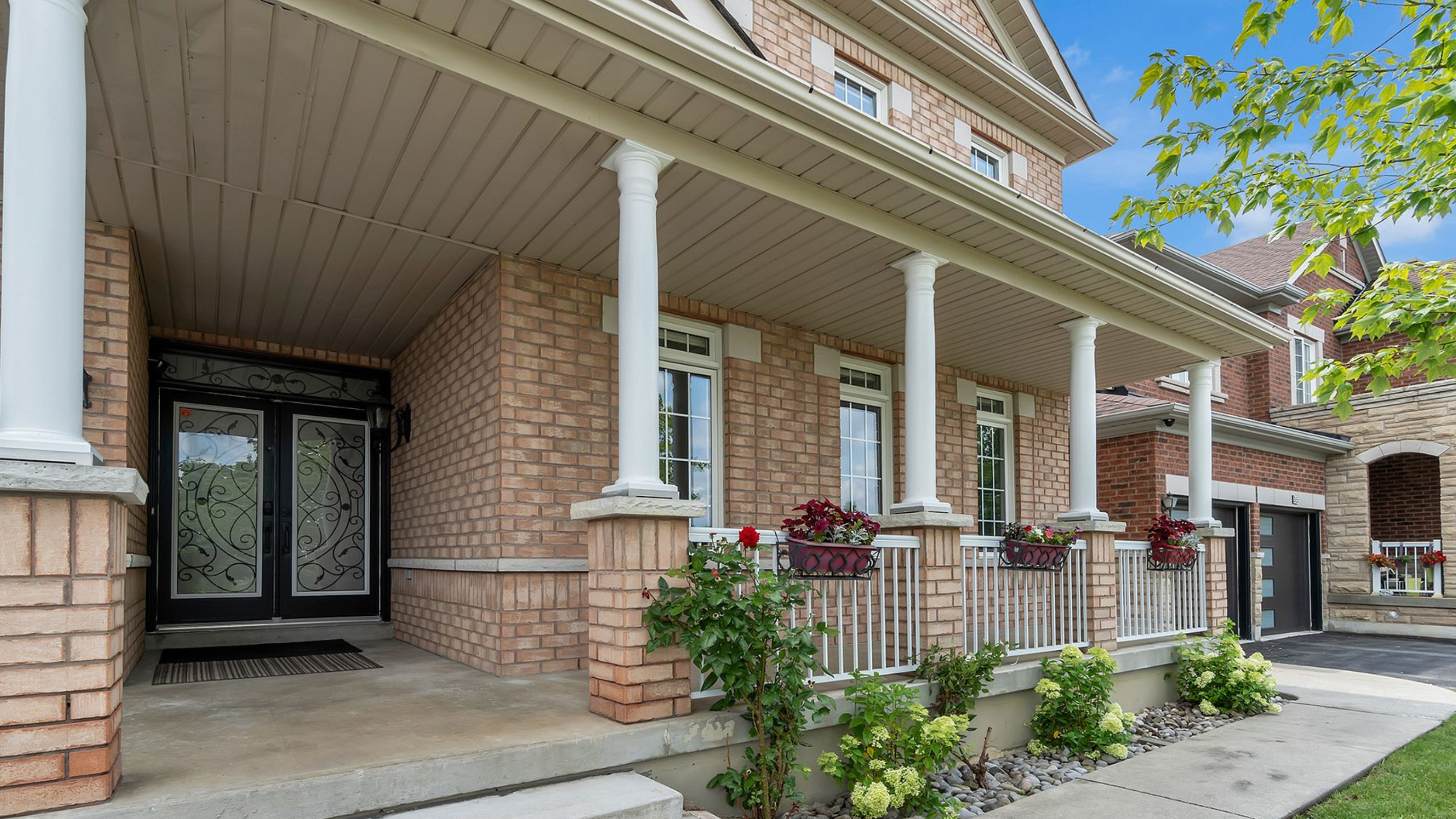 Discover whether to buy or sell my house first with expert insights on managing real estate transactions for maximum value and seamless transitions.